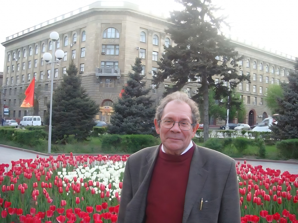 Сергей Свердлин напротив ВолгГМУ.jpg